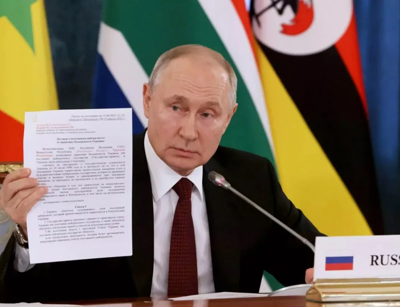 Стоп кадър от пресконференцията на Путин с делегацията на африканските лидери, на която руският президент показа проектодоговора за мир с Украйна от 2022 г. Снимка: Twitter